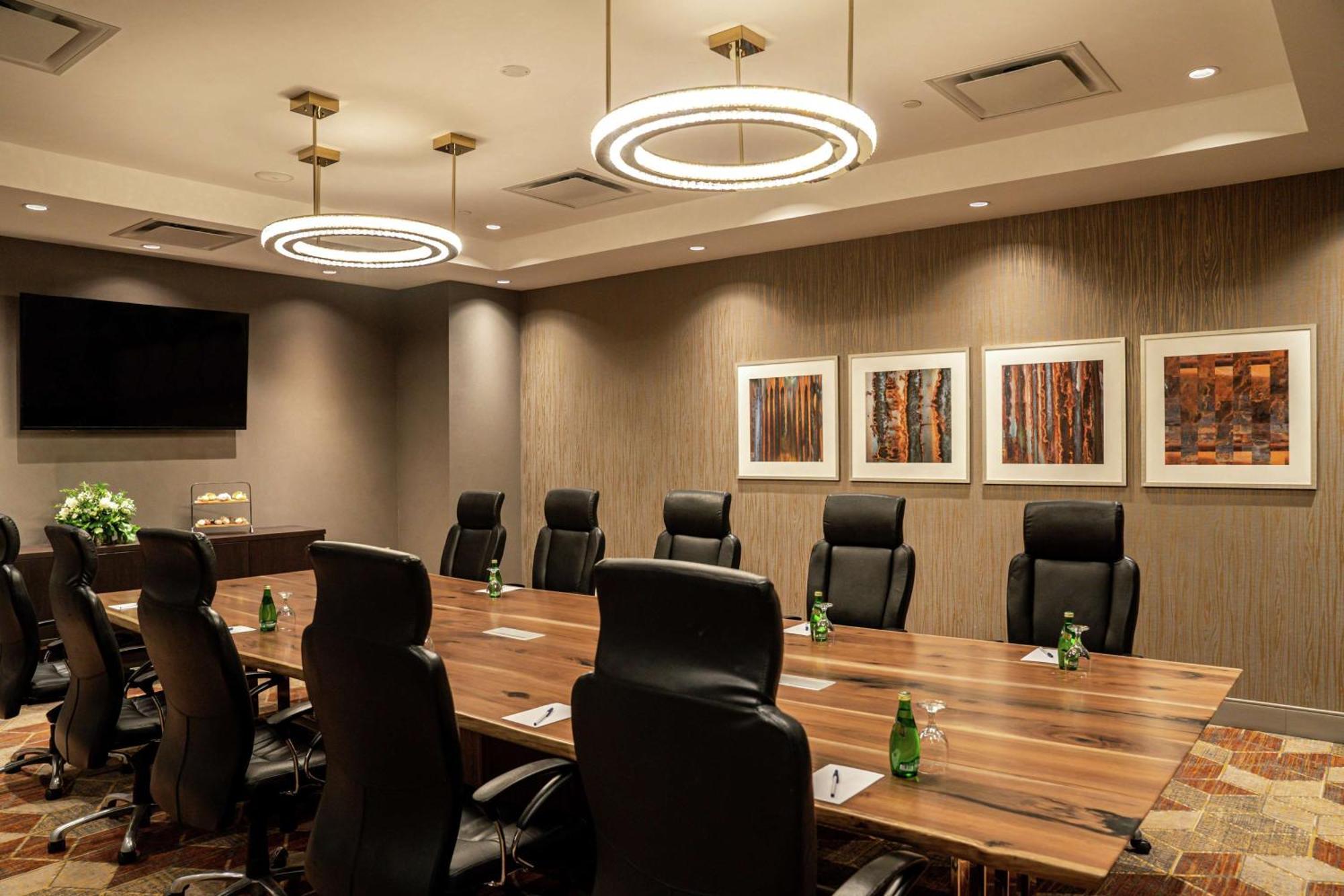 Отель Doubletree By Hilton Китченер Экстерьер фото